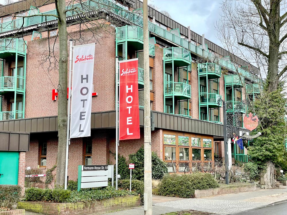 Außenansicht des Solitaire Hotels mit Hotelfahnen