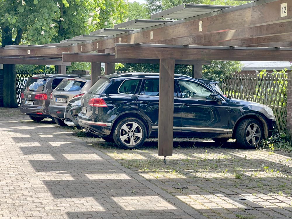 Carport mit Gästeparkplätzen am Solitaire Hotel
