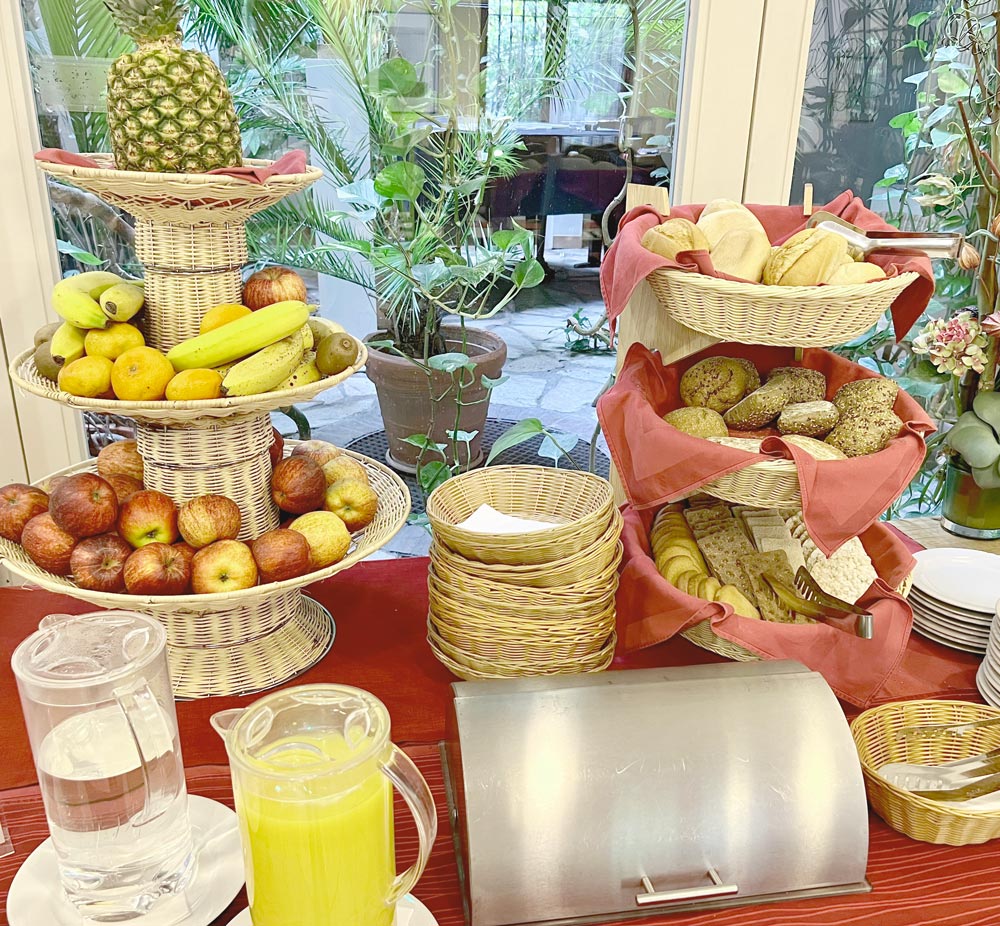 Frühstücksbuffet mit Obst, Brötchen und Saft im Solitaire Hotel