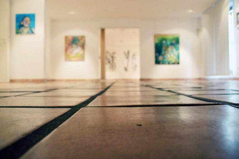 Ausstellungsraum der Galerie Solitaire mit Gemälden