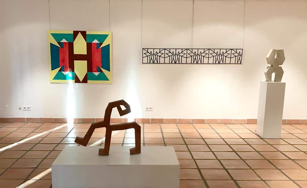 Ausstellungsraum der Galerie Solitaire mit Skulpturen und Bildern