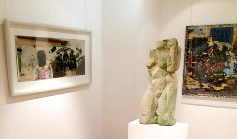 Skulptur und gerahmte Bilder in der Galerie Solitaire