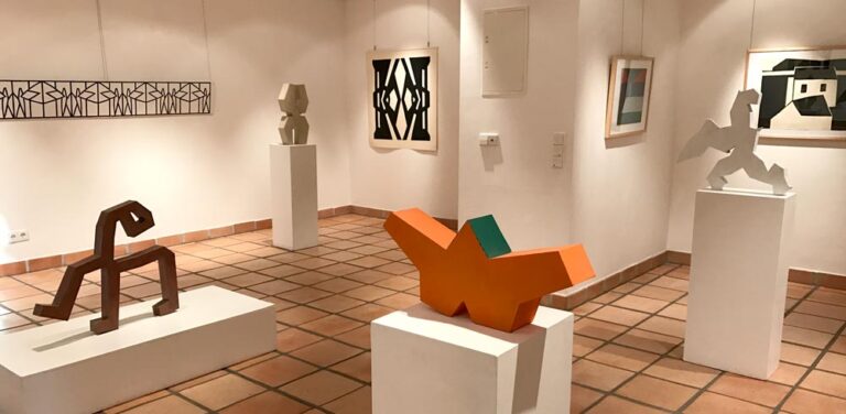 Skulpturen und Wandbilder in der Galerie Solitaire