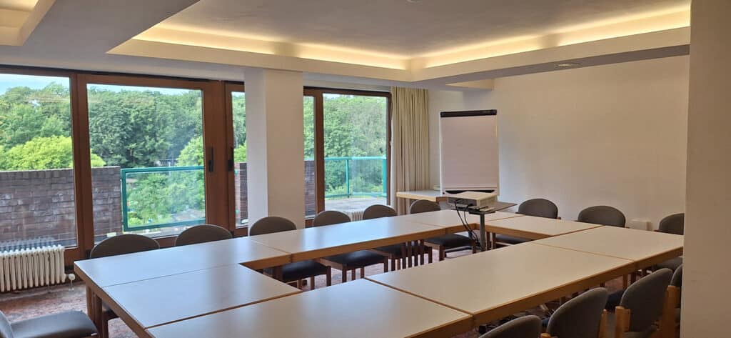 Tagungsraum mit Konferenztisch im Solitaire Hotel Berlin-Pankow